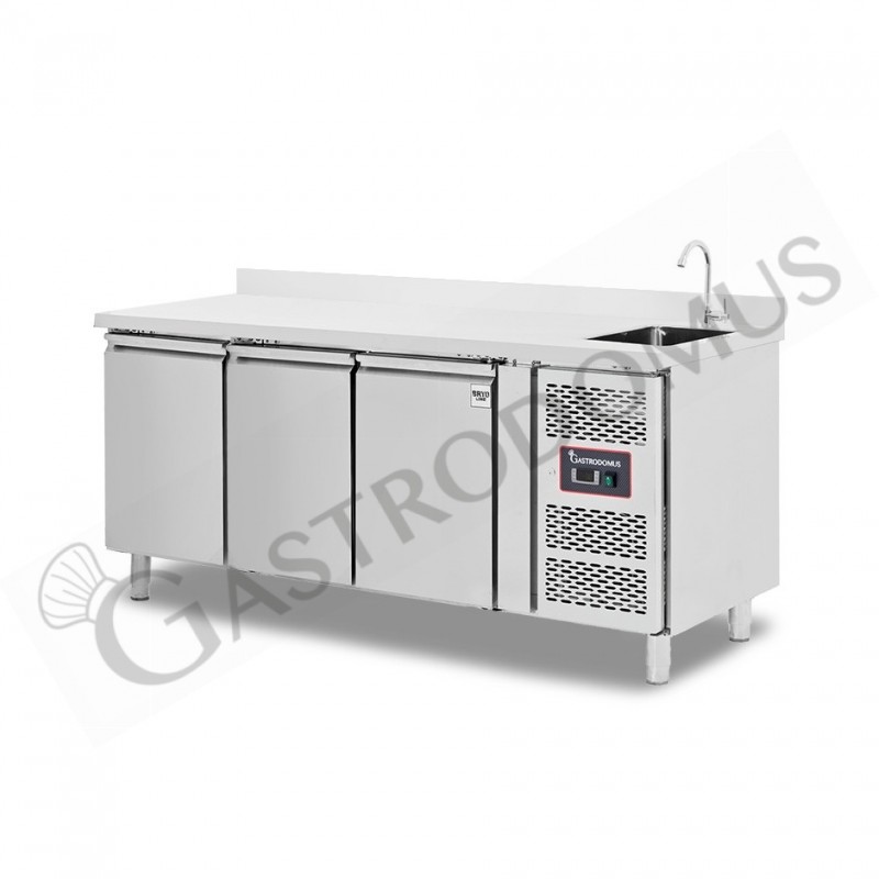 Tavolo refrigerato 3 porte con lavello e alzatina,motore a destra, Prof. 700 mm, temp. +2°C/+8°C, completo di rubinetto